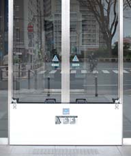 フロントのある開口部