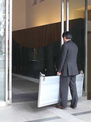 ①設置場所に運ぶ