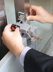 ③止水板を固定